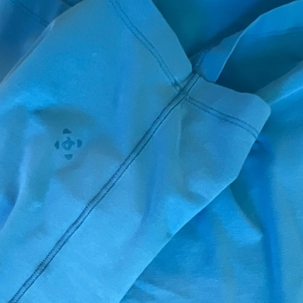 Men’s Lululemon Blue V Neck Tee Shirt - Picture 3 of 3